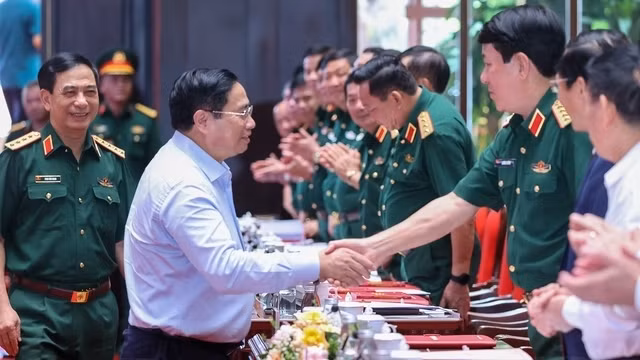 范明正总理和与会代表。（图片来源：VGP）
