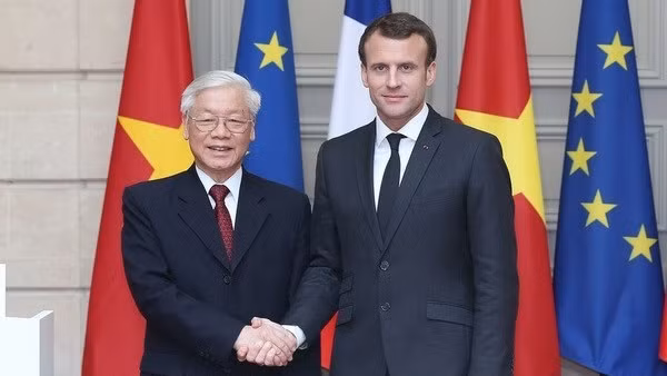 越共中央总书记阮富仲和法国总统埃马纽埃尔•马克龙2018年3月25日在法国合影。（图片来源：越通社）