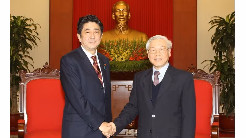 2013年1月16日下午，越共中央总书记阮富仲在党中央总部会见正式访越的日本前首相安倍晋三。（图片来源：越通社）