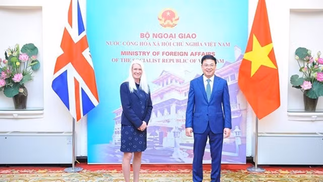 越南外交部副部长范光校和英国外交部负责亚洲事务国务大臣阿曼达·米林合影。