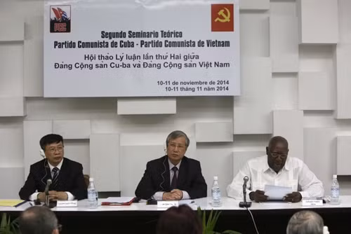 研讨会主席团。（图片来源：越通社）