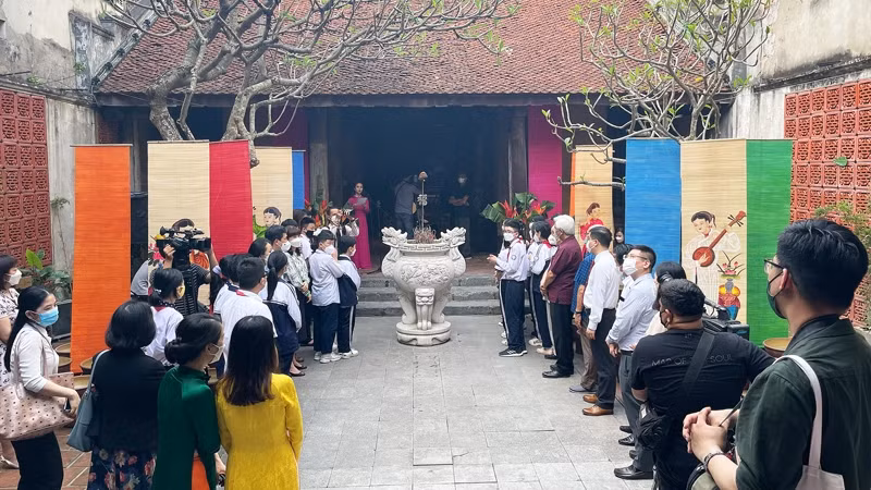 4·30越南南方解放日和五一国际劳动节庆祝活动在河内古街举行。（图片来源：新河内报）