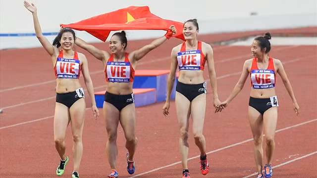 田径女子4×400米接力队以3分37秒99的成绩摘下金牌。