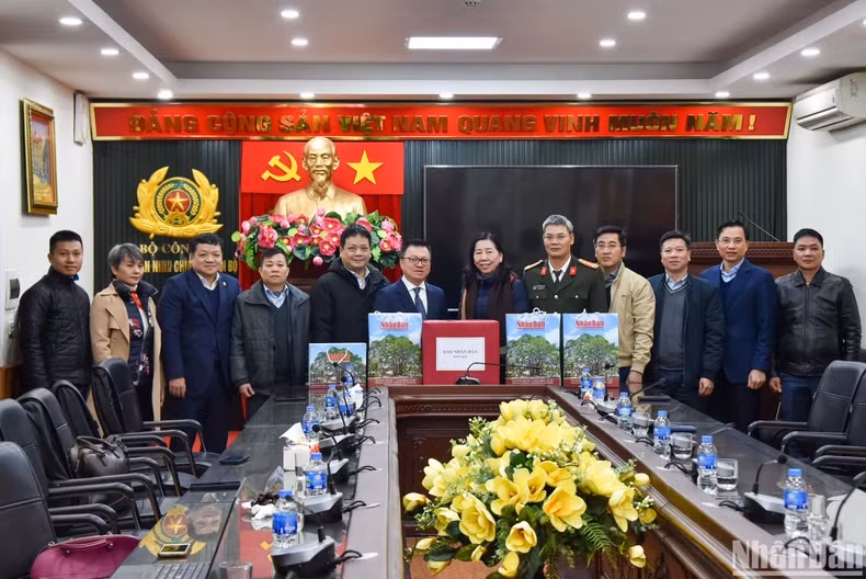 黎国明同志向公安部内政安全局领导、干部、战士赠送春节礼物。 （日光 摄）