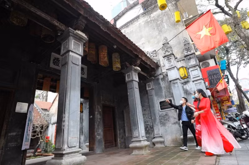 位于河内市老城区的金银亭。