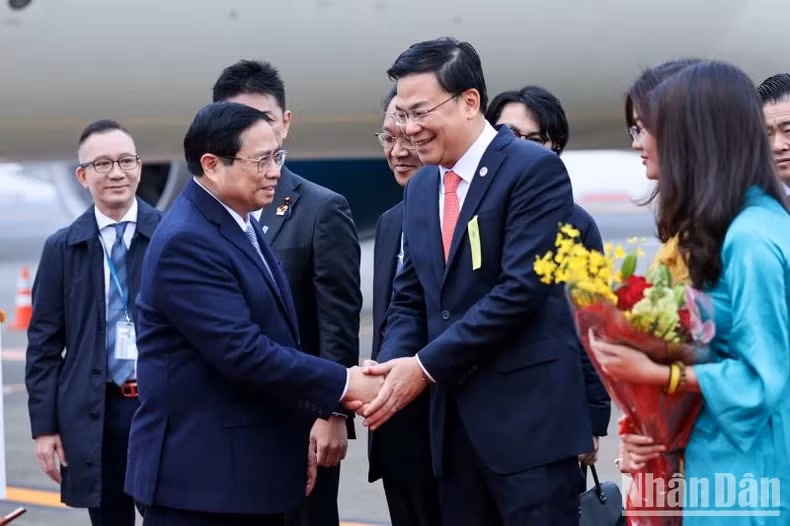 越南政府总理范明正抵达东京羽田机场。