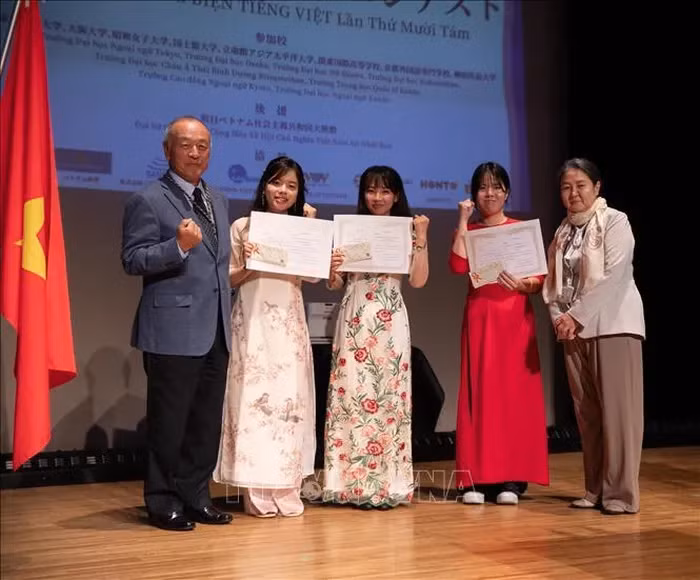 今年的报名参赛对象不仅包括大学生，还包括高中生和大专生。