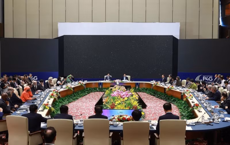 以“以人为中心的可持续绿色转型”为主题的讨论会场景。