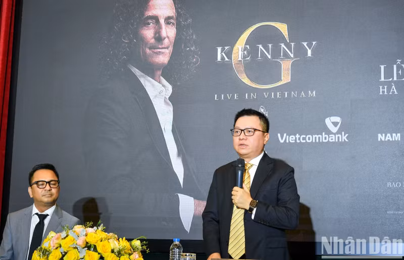 《人民报》社总编辑在新闻发布会上介绍，《肯尼·基越南现场演奏》音乐会有关内容。