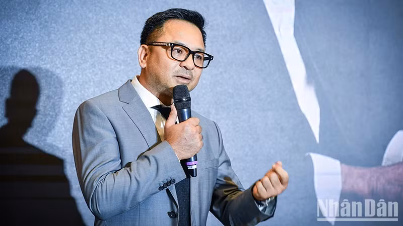 越南音乐家陈俊楠。