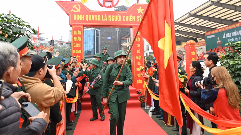 首都河内举行2025年入伍新兵交接仪式。世代 摄