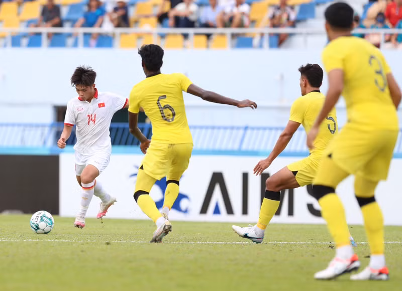 马来西亚U23国足(黄衣)上半场0-3落后。 马来西亚U23国足(黄衣)上半场0-3落后。