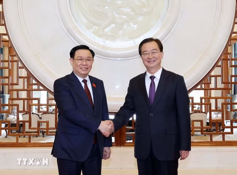 中共中央委员、云南省委书记、省人大常委会主任王宁迎接越南国会主席王廷惠。（图片来源：越通社）