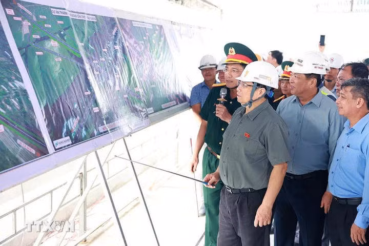 越南政府总理范明正实地调研芹苴-金瓯高速公路建设情况。