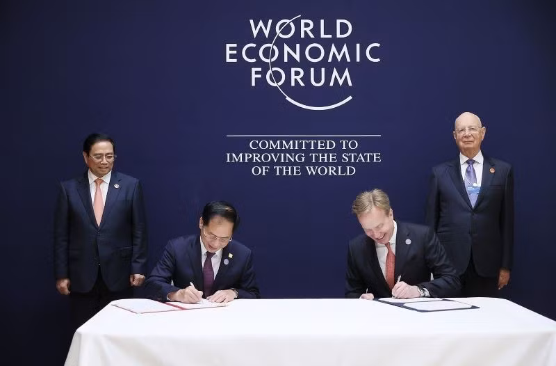 附图：越南政府总理范明正2023年6月26日下午会见世界经济论坛创始人兼执行主席克劳斯·施瓦布，并共同见证了2023-2026年越南与世界经济论坛合作谅解备忘录签署仪式。