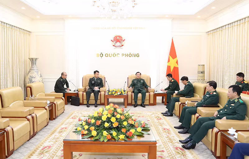 黄春战上将会见中国驻越国防副武官。
