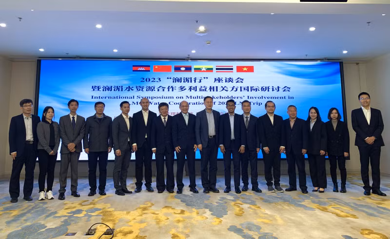 与会代表合影留念。（杜有兴 摄）