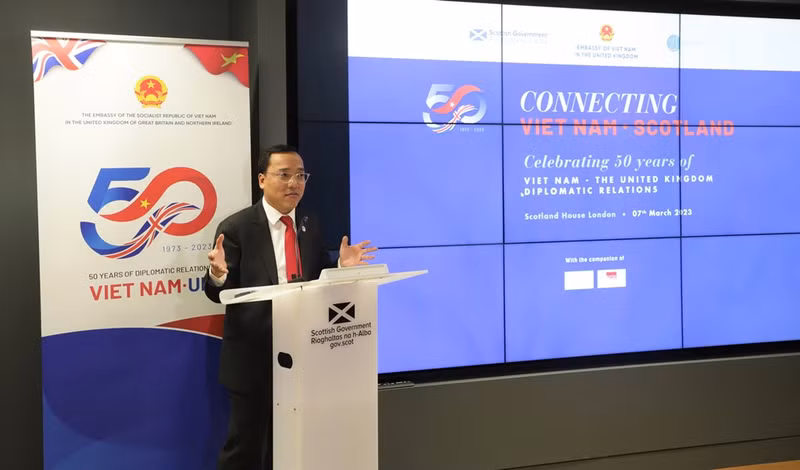 越南驻英国大使阮黄龙在活动上发表讲话。