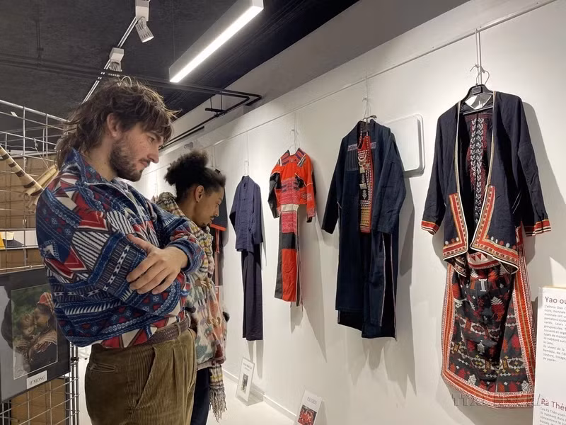 收藏家Alain Dussarps的越南民族服饰展。此次展览展现了法国朋友,尤其是收藏家Alain Dussarps对越南的感情,为培育两国人民的友谊作出贡献。 收藏家Alain Dussarps的越南民族服饰展。此次展览展现了法国朋友,尤其是收藏家Alain Dussarps对越南的感情,为培育两国人民的友谊作出贡献。