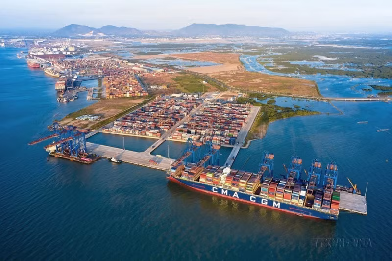 Gemalink国际港(巴地头顿省富美市)是盖梅-施威港群唯一的深水港,由Gemadept股份公司(越南)出资75%和CMA-CGM集团(法国)出资25%。港口一期工程于2019年2月正式开工建设,占地33公顷,投资总额3.3亿美元。 Gemalink国际港(巴地头顿省富美市)是盖梅-施威港群唯一的深水港,由Gemadept股份公司(越南)出资75%和CMA-CGM集团(法国)出资25%。港口一期工程于2019年2月正式开工建设,占地33公顷,投资总额3.3亿美元。