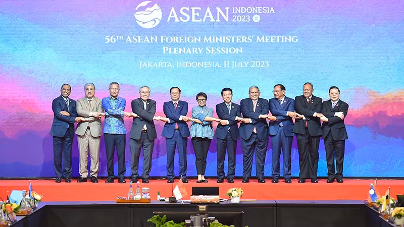 东盟各国外长在AMM-56全体会议上合影。
