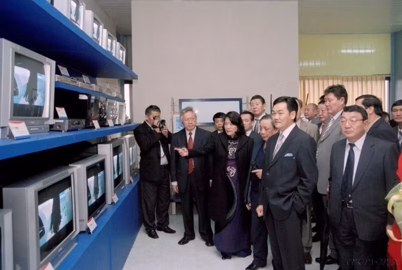 蒙古国总统那楚克·巴嘎班迪造访柴同B工业园区的Hanel电子公司（2005年）。
