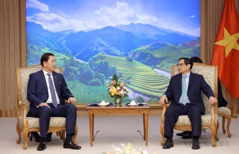 越南政府总理范明正会见蒙古国防部长赛汉巴亚尔·古赛德（2022年）。