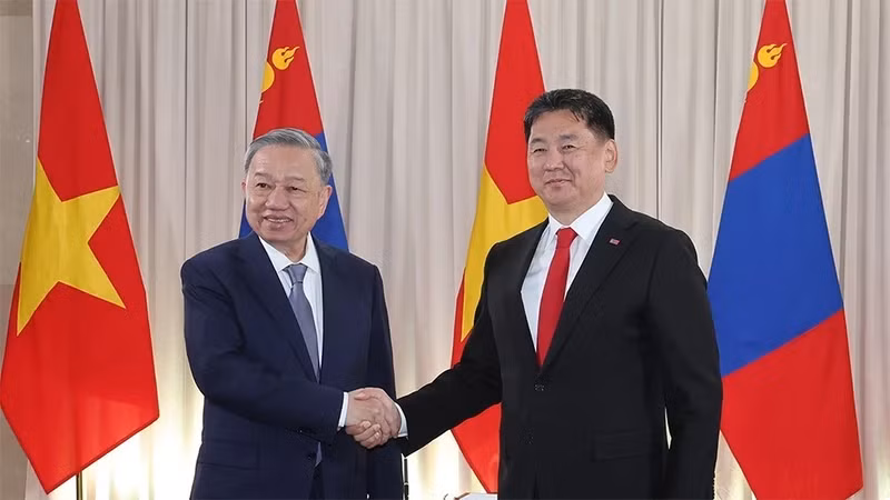 越共中央总书记、国家主席苏林与蒙古国总统乌赫那·呼日勒苏赫。