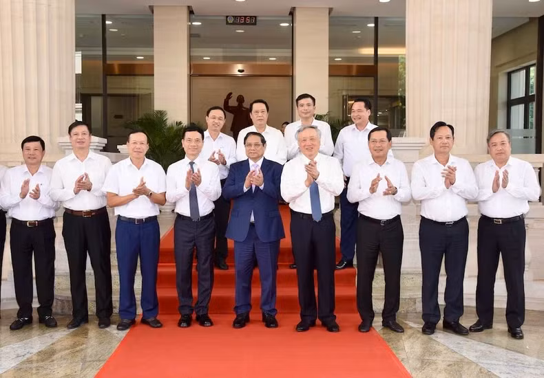 政府总理范明正同出席会议的各部门领导合影。