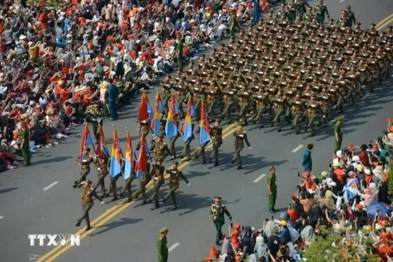 纪念南方解放、国家统一50周年庆典暨阅兵和群众游行活动隆重举行。