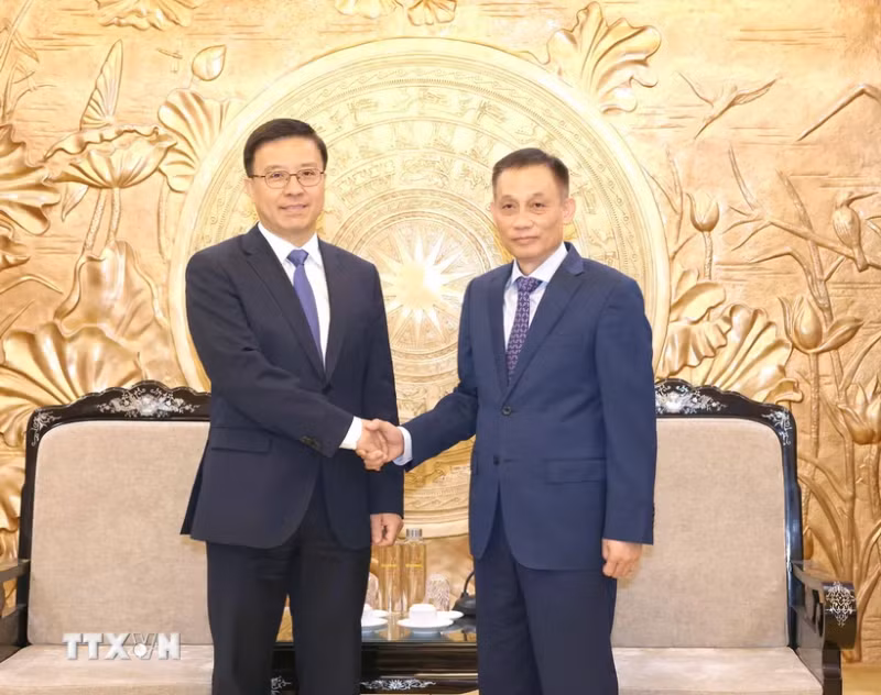 黎怀忠同志与赵世通同志握手。