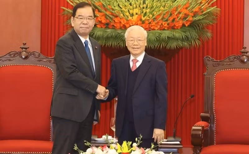 日本共产党委员长志位和夫与阮富仲总书记握手。