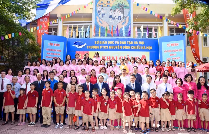 越南政府总理范明正向阮廷炤中小学学校赠送计算机教室。