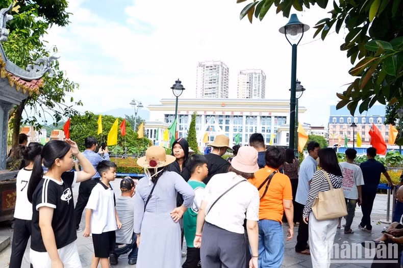 游客在海关大厅前等候办理手续。