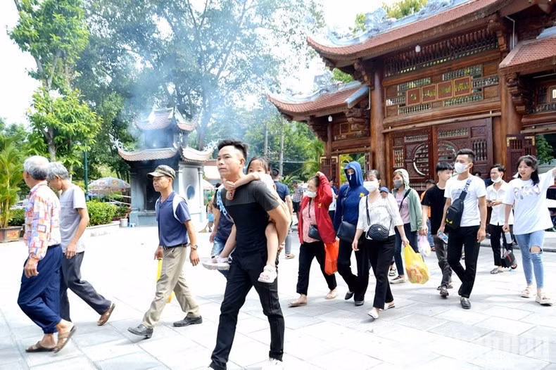 游客前往老街省各地方游玩。