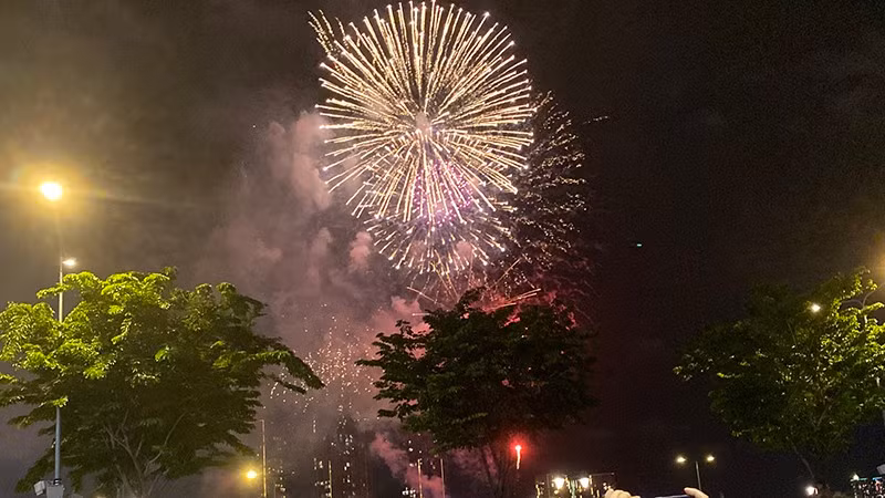 胡志明市中心9月2日晚烟花绽放。