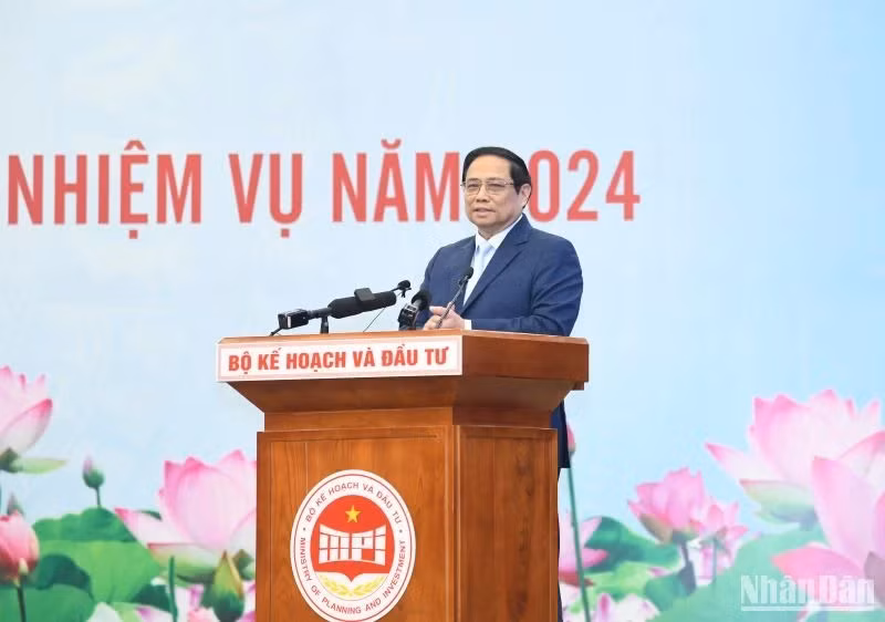 越南政府总理范明政在会议上发言。