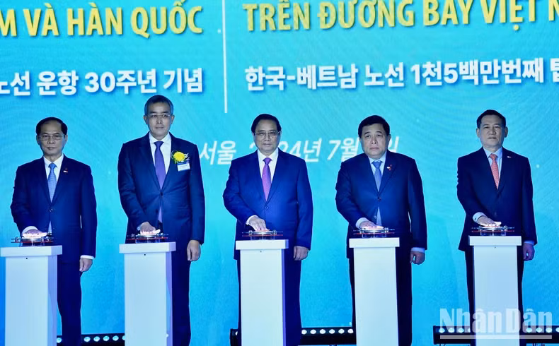 政府总理范明正出席越航直飞韩国航线开航30周年纪念活动。