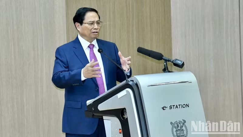越南政府总理范明正造访韩国首尔国立大学并发表重要讲话。