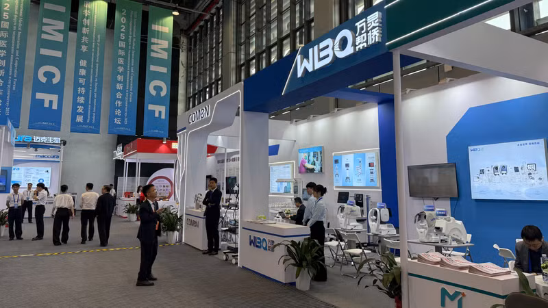 与会嘉宾参观医疗创新成果展示。