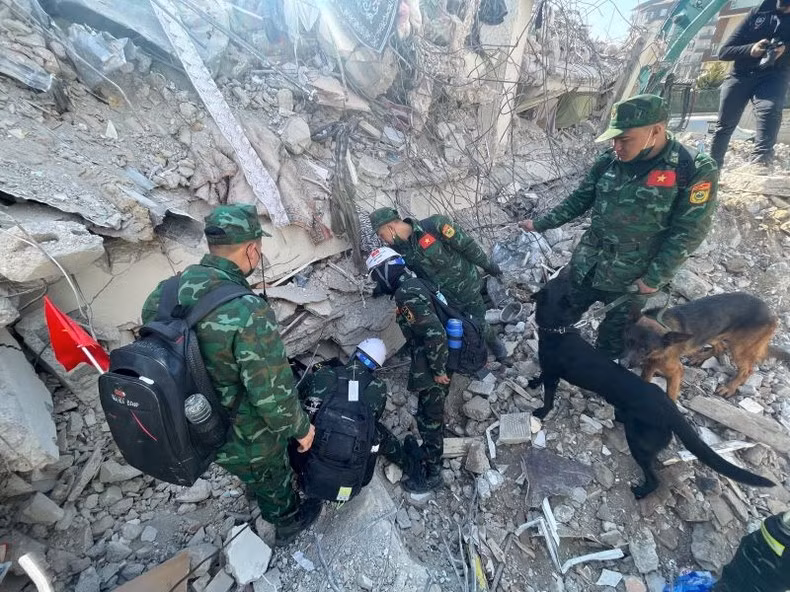 工兵队使用观测仪搜寻,搜救犬在现场搜索。 工兵队使用观测仪搜寻,搜救犬在现场搜索。