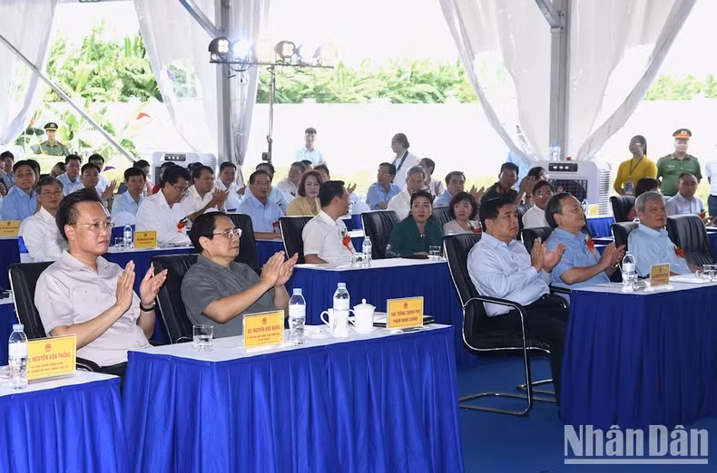 政府总理范明正出席连接河内-海防高速公路和惹桥-宁平高速公路的公路修建项目（第二期）落成仪式。