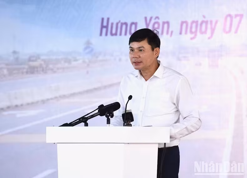 兴安省人民委员会副主席潘黎辉发表讲话。