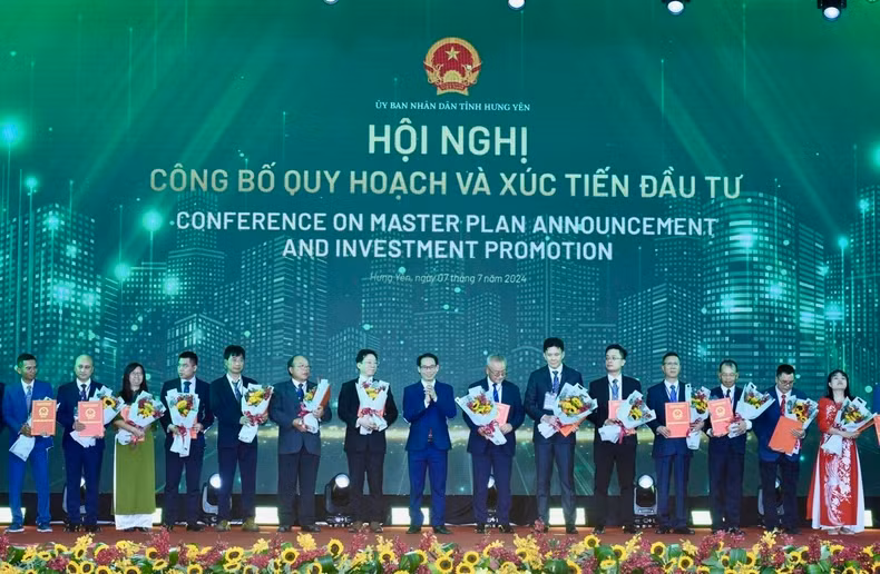 兴安省领导向投资商颁发投资许可证。