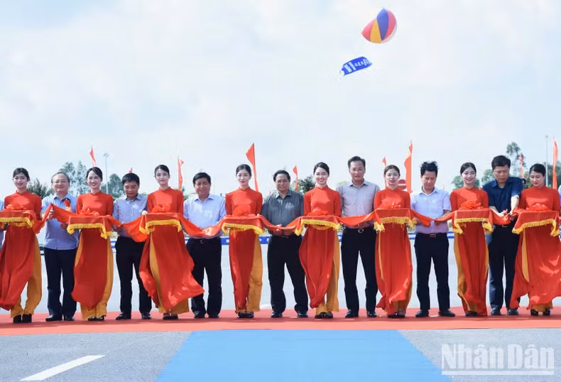 政府总理范明正出席连接河内-海防高速公路和惹桥-宁平高速公路的公路修建项目（第二期）剪彩仪式。