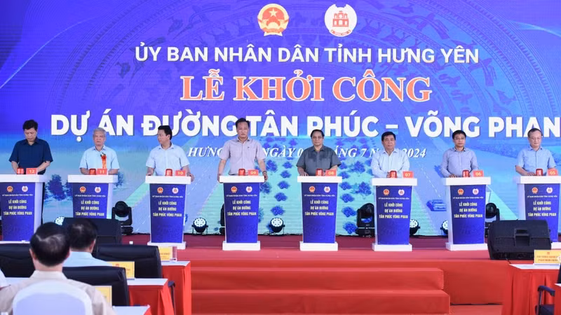 政府总理范明正出席新福-网潘公路动工兴建仪式。（陈海 范河 摄）