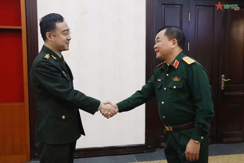 越南国防部副部长黄春战上将(右)会见中国驻越大使馆国防武官潘涛大校。