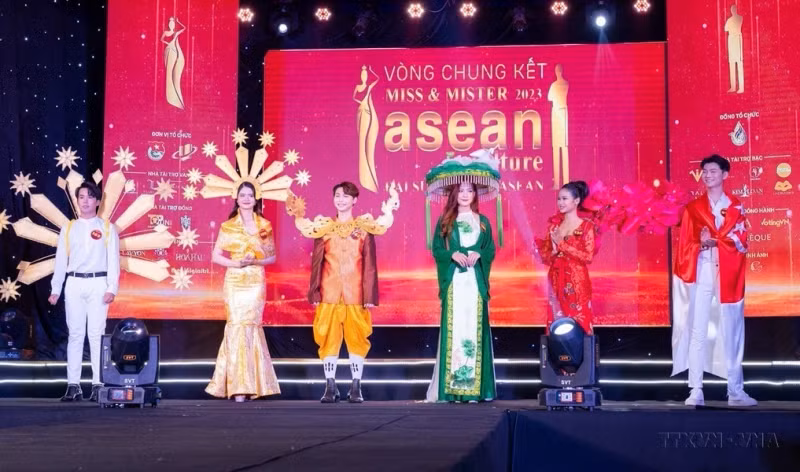 参赛选手在2023年东盟文化大使竞赛进行各国文化服装表演（2024年9月，于胡志明市）。