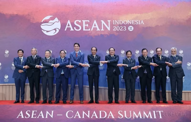 越南政府总理范明正和东盟-加拿大特别峰会参与国代表团团长合影（2023年9月，于印度尼西亚首都雅加达）。