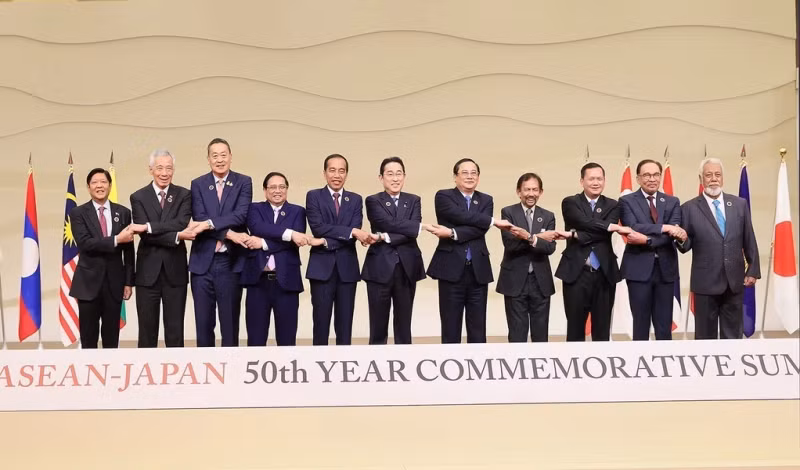 越南政府总理范明正同日本首相岸田文雄和东盟各国代表团团长出席东盟-日本关系50周年纪念峰会（2023年12月，于日本东京）。